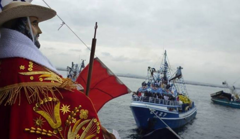 Chimbote: sacan en procesión por el mar a sagrada imagen de San Pedrito 