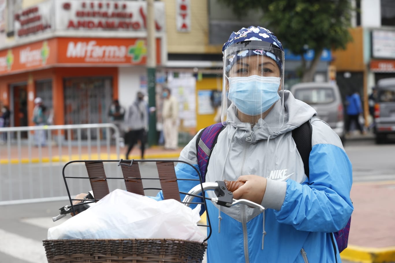 Uso de protectores faciales ayuda a disminuir el riesgo de contagio de covid-19
