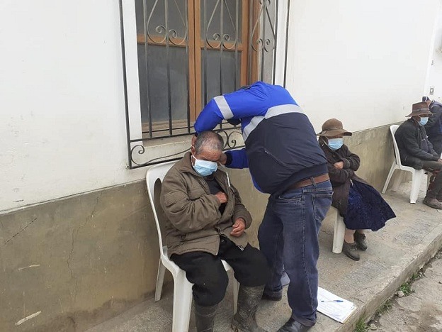 Protegen con mascarillas a ancianos beneficiarios de Pensión 65 en la sierra de Áncash