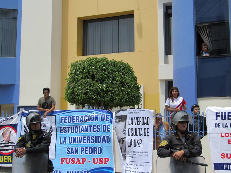 Estudiantes y egresados de la U. San Pedro toman el rectorado en Chimbote y exigen salida de Huamán Ruíz