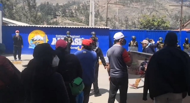 Administrativos de las UGEL protestan en la sede del Gobierno Regional de Áncash