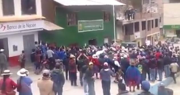 Familiares y vecinos de policía hallado muerto en Sihuas exigen justicia en frontis de comisaría 