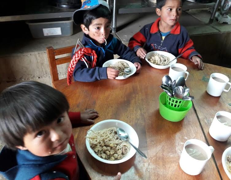 Sihuas: niñas y niños de caseríos más alejados reciben servicio alimentario de Qali Warma