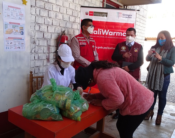 Supervisan almacén y entrega de alimentos en institución educativa del distrito de Independencia  