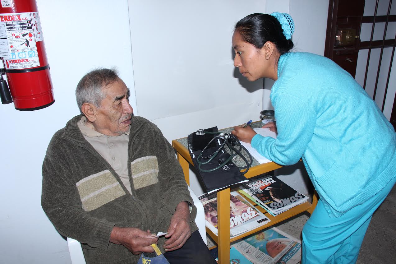  Independencia: Realizan campaña médica para ancianos de condición humilde