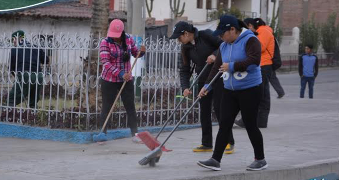 Realizan limpieza en principales calles de Caraz