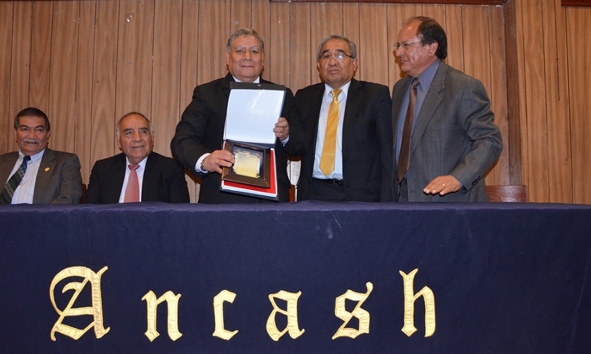 Huaracinos entregan reconocimiento a electo rector de la Universidad San Marcos