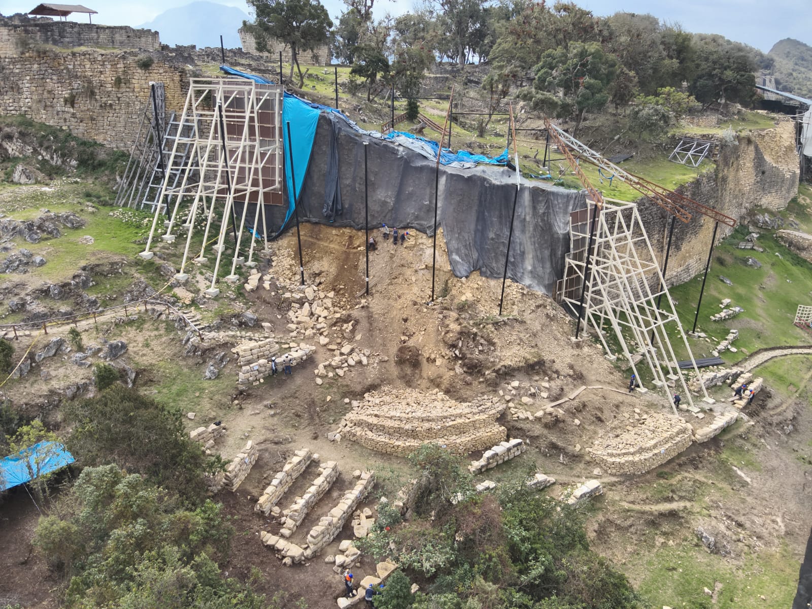  Recuperan la muralla sur de la llaqta de Kuélap con la clasificación de los elementos líticos