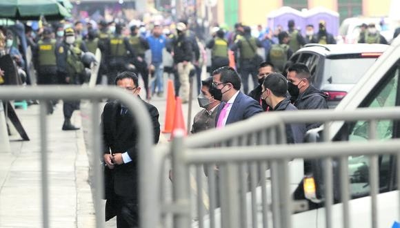 Castillo sigue con estrategia de guardar silencio ante la fiscalía en diligencia por presunto plagio 