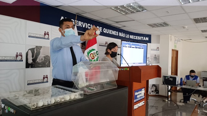 Reniec realizó preselección aleatoria de candidatos para tercer miembro de Jurados Electorales Especiales 