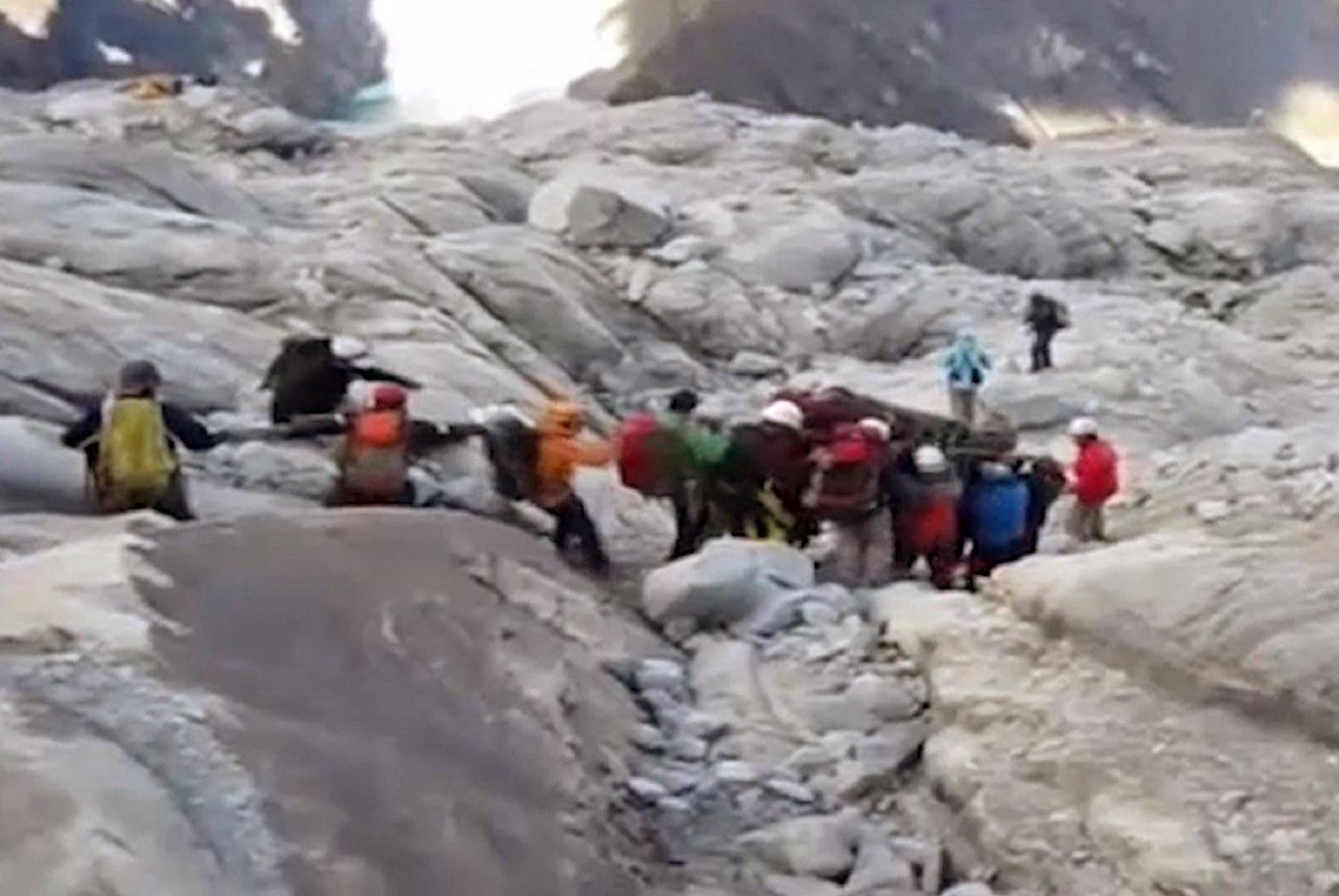 Huaraz: rescatan cuerpos de guía peruano y tres montañistas españoles muertos tras avalancha