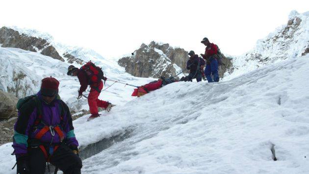 Diez miembros de la Policía de Alta Montaña del Cusco y Arequipa efectuaron traslado de los andinistas ecuatorianos