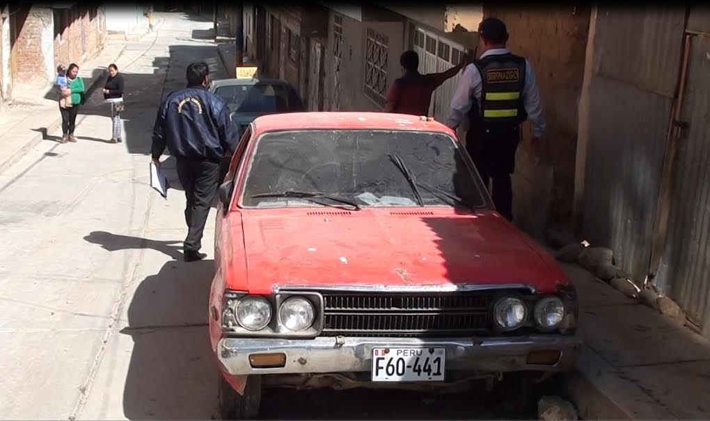 Independencia: Municipio retira vehículos que se estacionan en plena vía pública 