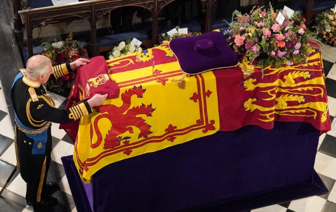 Tras 11 días de homenajes, Isabel II descansa en paz junto al duque de Edimburgo   