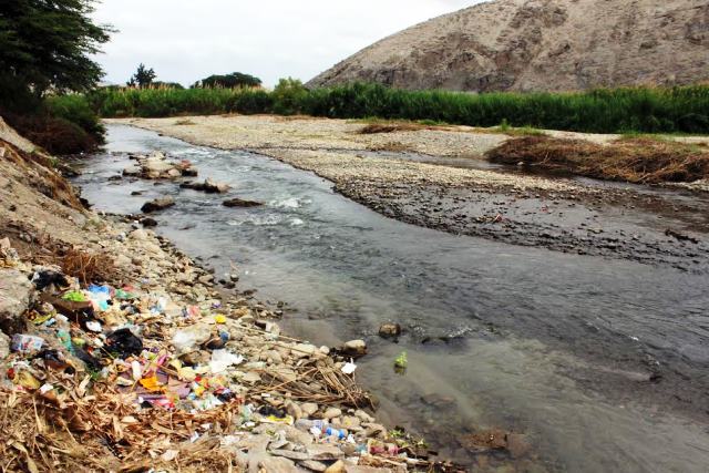 Municipio constata vertimiento de gran cantidad de basura arrojada en la rivera del Río Casma