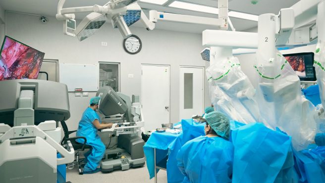 Especialistas realizan con éxito las primeras cirugías robóticas de endometriosis profunda en el Hospital Dos de Mayo