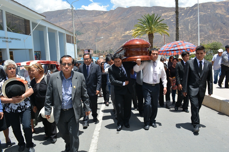 Yungay: alcalde provincial rindió homenaje póstumo a trabajador edil fallecido