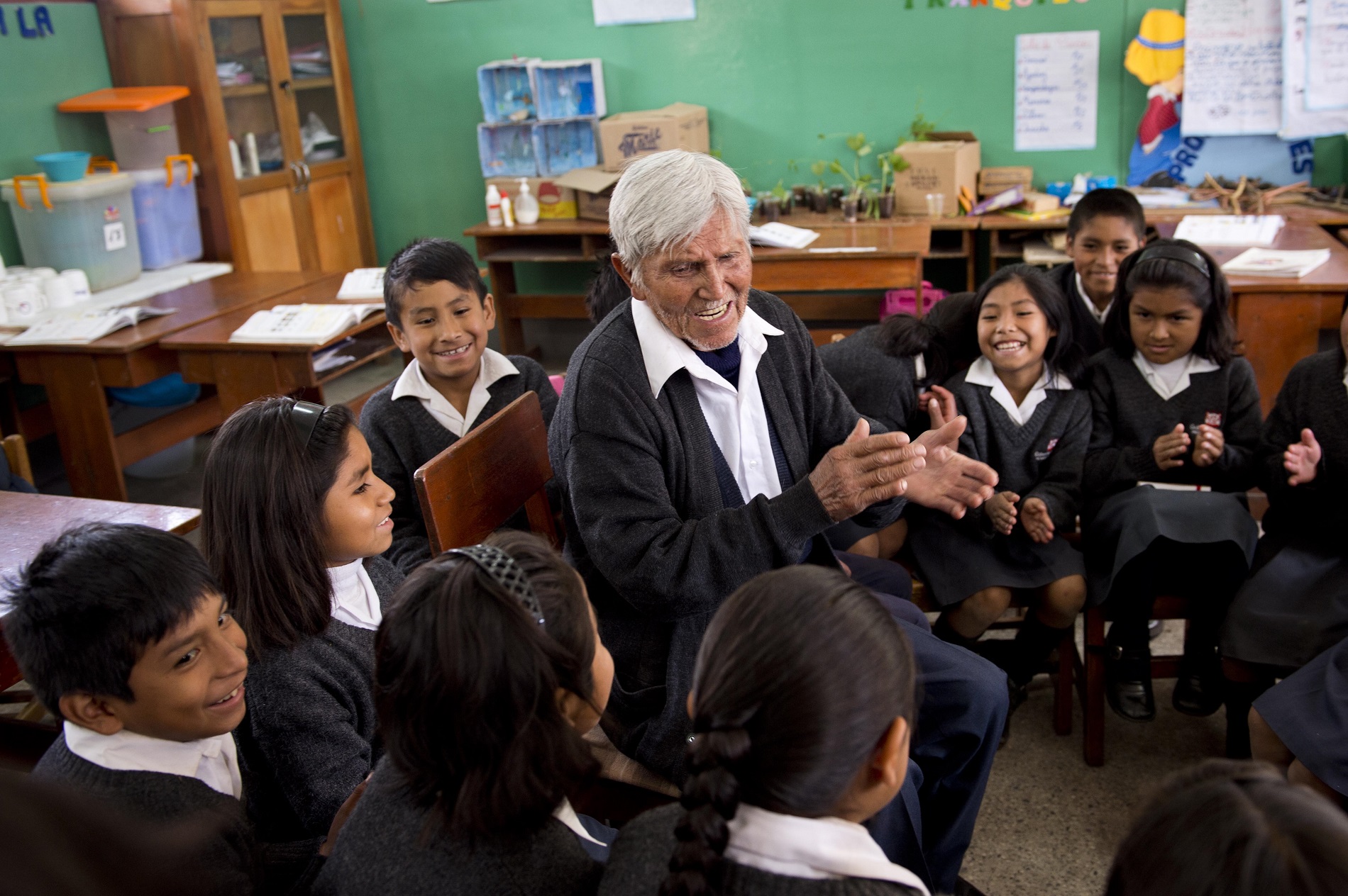 Usuarios Pensión 65 transmiten lenguas originarias en extinción a niños y jóvenes