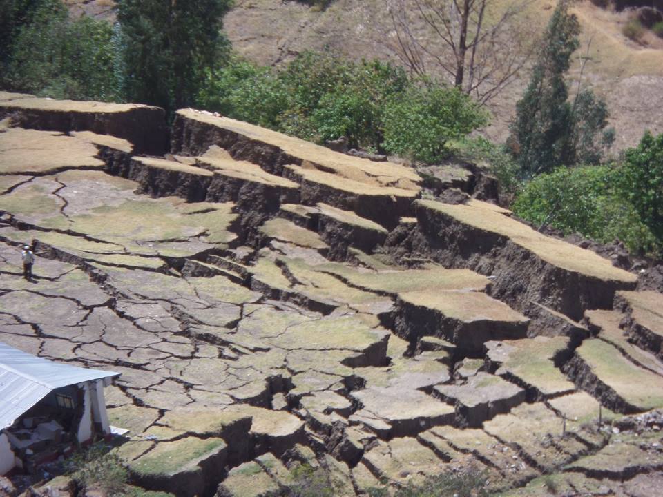 Sihuas en emergencia por enormes grietas y evacuación de pobladores
