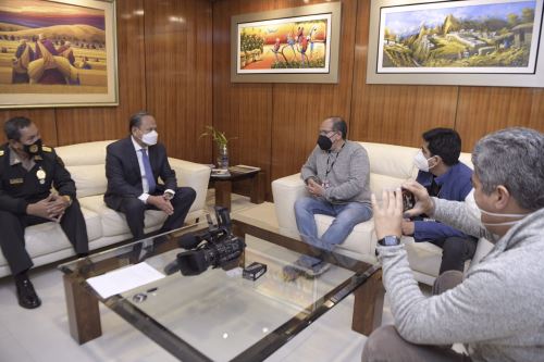 Ministro del Interior entrega a periodistas equipos y material de prensa retenidos por ronderos 