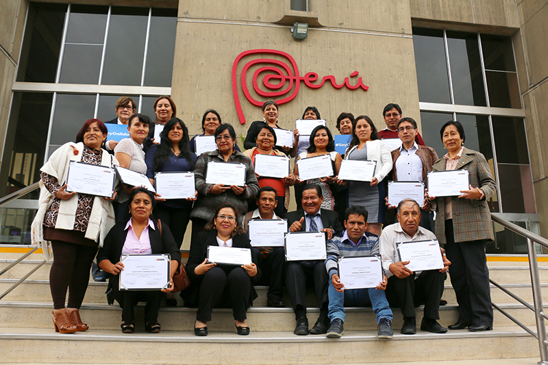 Reconocen a 24 artesanos como evaluadores oficiales del talento textil peruano