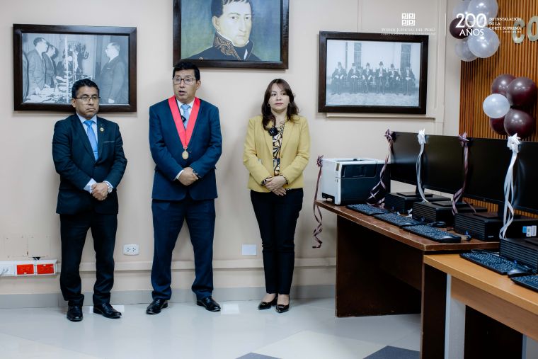 Presidente de la Corte de Áncash entregó equipos de última tecnología para el archivo institucional