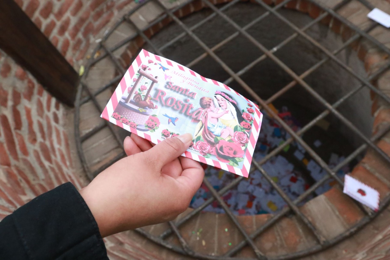 Santa Rosa: devotos hacen largas colas para dejar cartas en emblemático pozo de los deseos