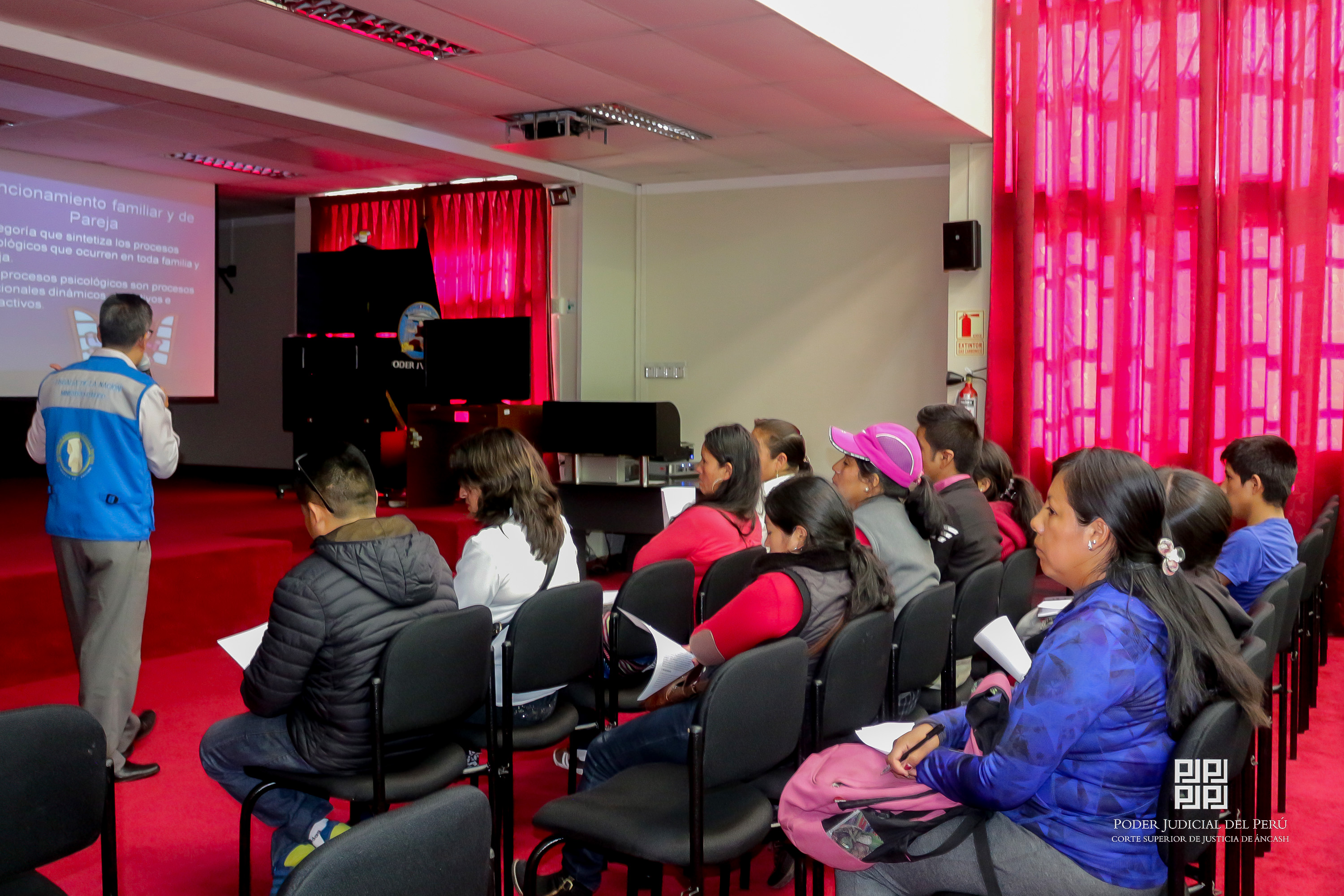 Equipo multidisciplinario de Corte de Justicia de Áncash  realiza taller con padres de familia