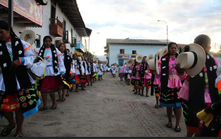 Pallasca: tejedoras y bordadoras expusieron sus trabajos en festival de danzas