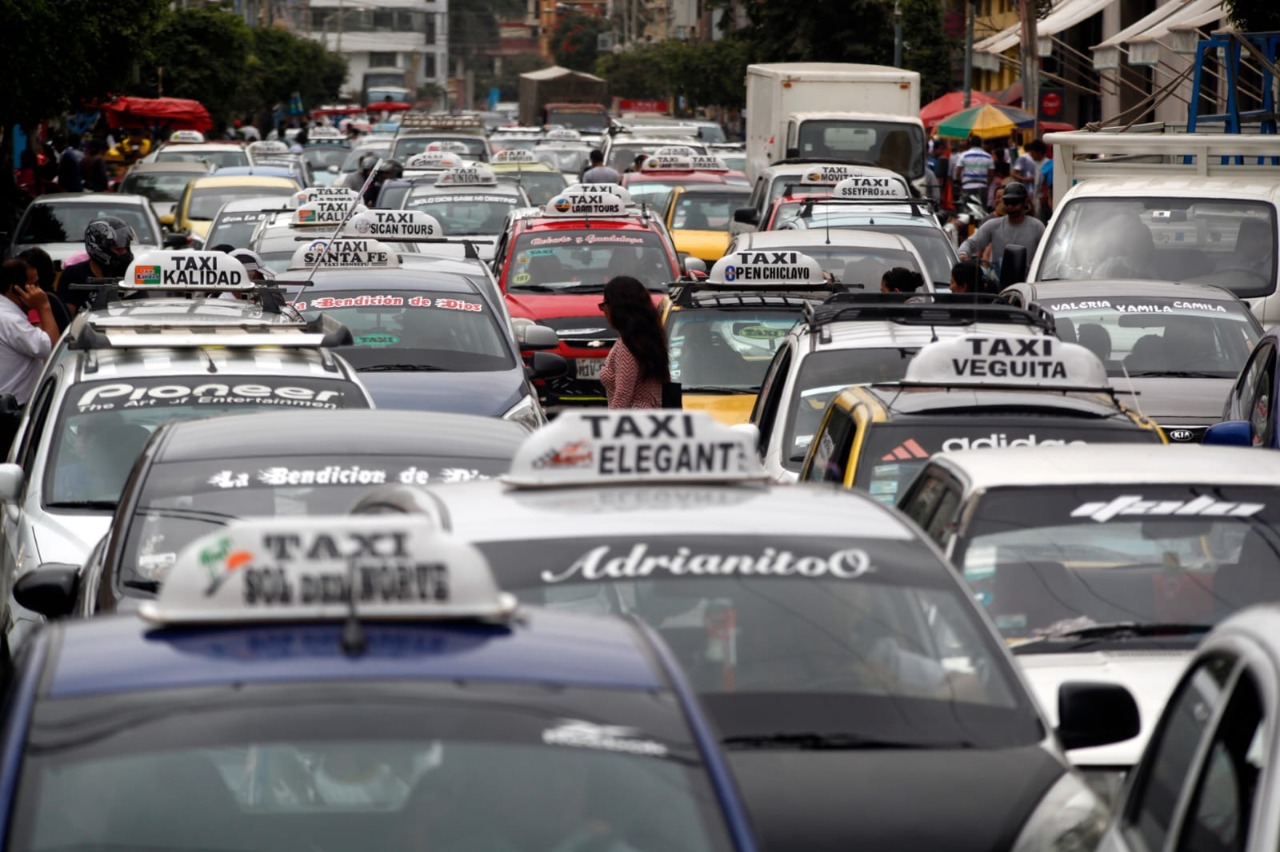 Taxistas ahora podrán llevar hasta tres pasajeros en sus unidades