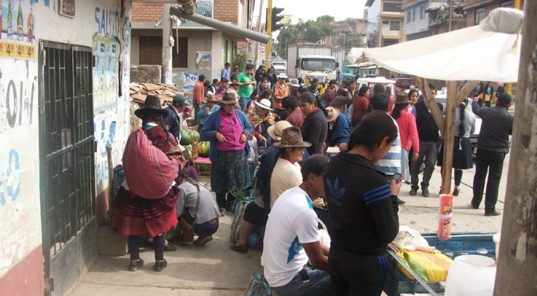 Socias de mercado de Chalhua denuncian cobro excesivo y abuso de autoridad de dirigente Tito Vega