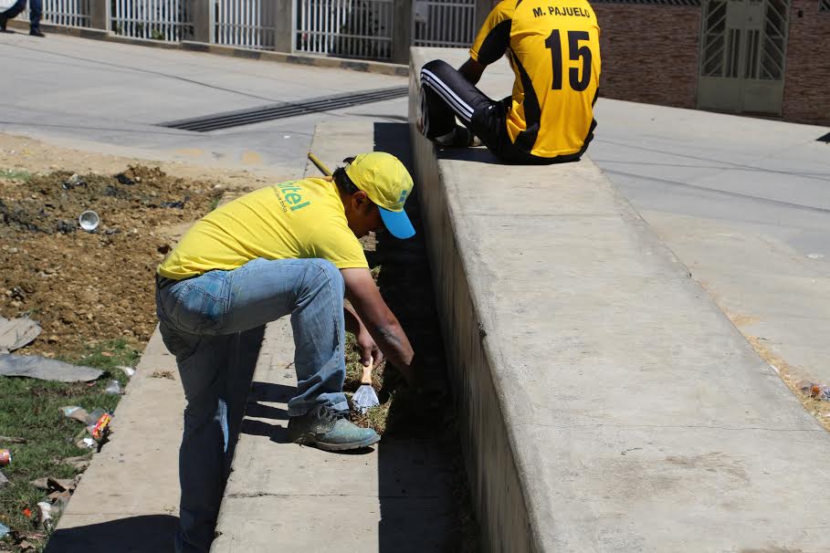 Independencia: municipio y sector privado realizan mantenimiento de losas deportivas