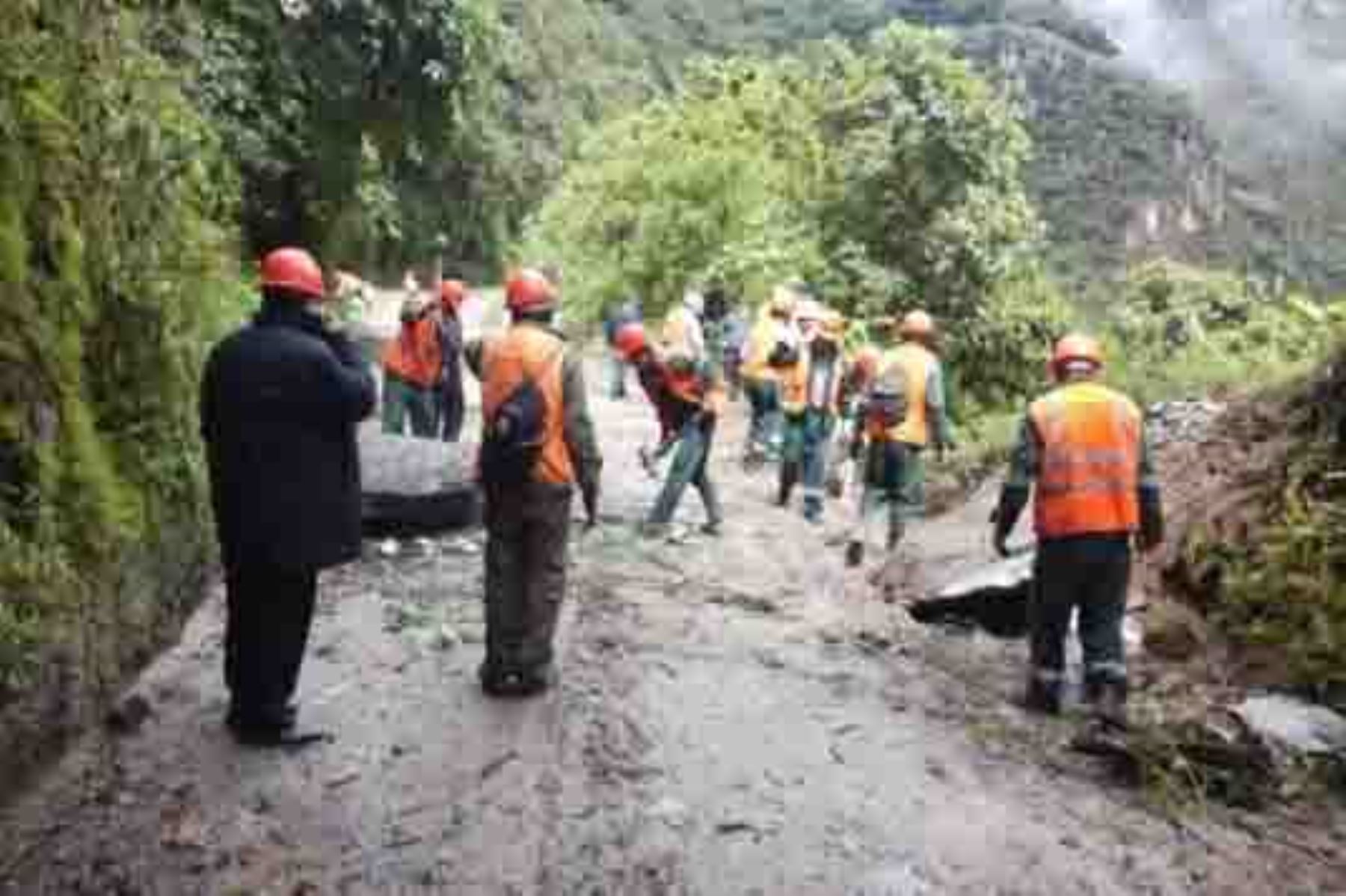Prosiguen los trabajos de limpieza en la carretera Pallasca-Pampas