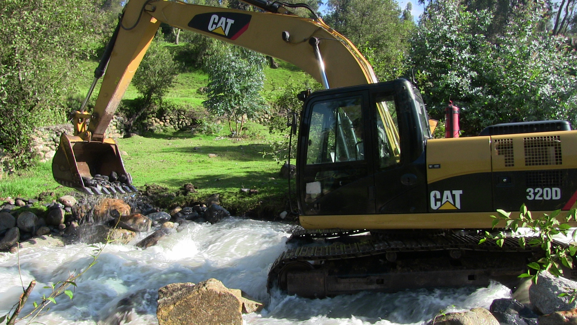 Defensa civil de Independencia realiza trabajos de descolmatación del río Casca
