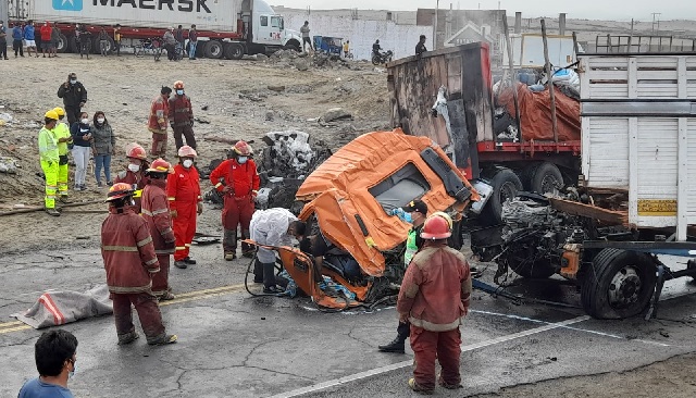 Jueves trágico en Nuevo Chimbote: dos choferes mueren en el choque frontal de dos tráilers