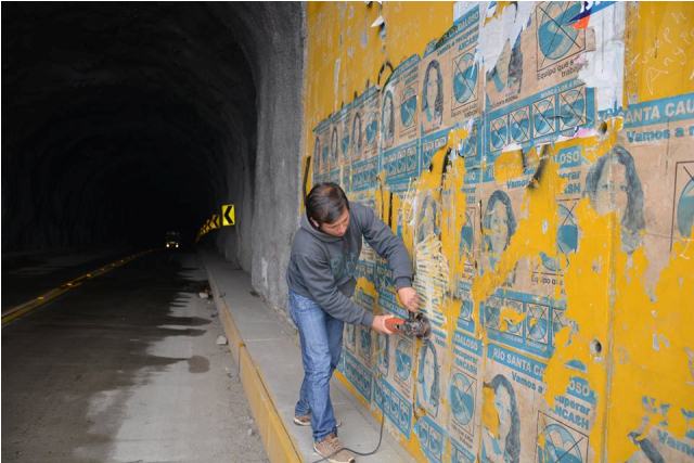 Retiran propaganda política de la vía Carhuaz - Punta Olímpica