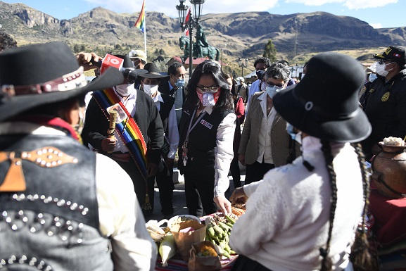 Premier Bermúdez destacó que hombres y mujeres sigan apostando por un Perú más justo e igualitario 