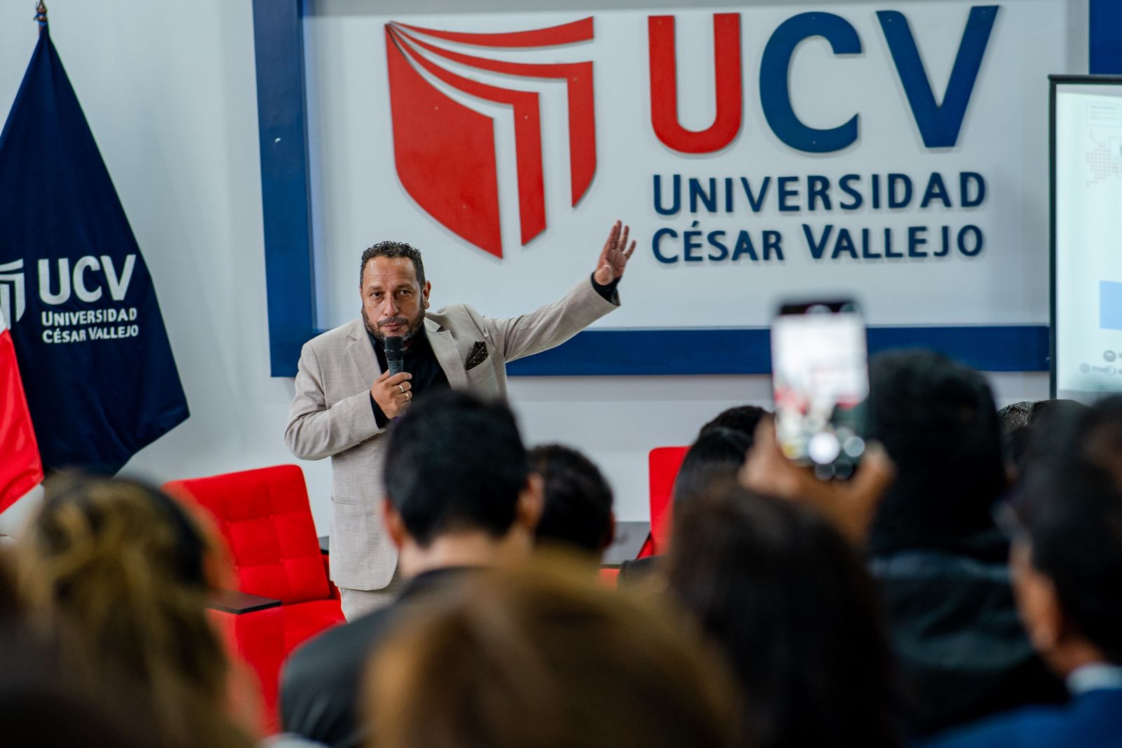  Jorge Solari dictó conferencia sobre periodismo transversal por el Día del Periodista