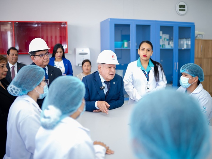 Acuña inaugura laboratorio de neurodidáctica y anuncia nuevo edificio para la UCV Chimbote   