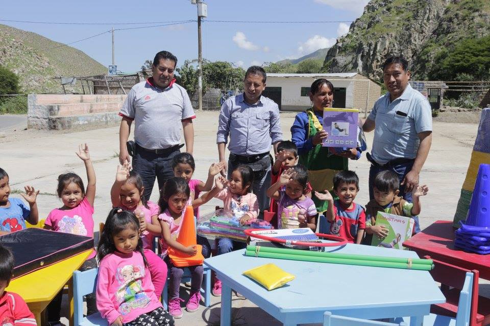 UGEL Huaraz entregó material educativo a colegio en Pariacoto