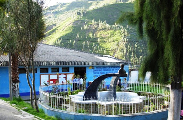 Director, personal administrativo y especialistas de Ugel Sihuas son hallados libando licor en horas de trabajo