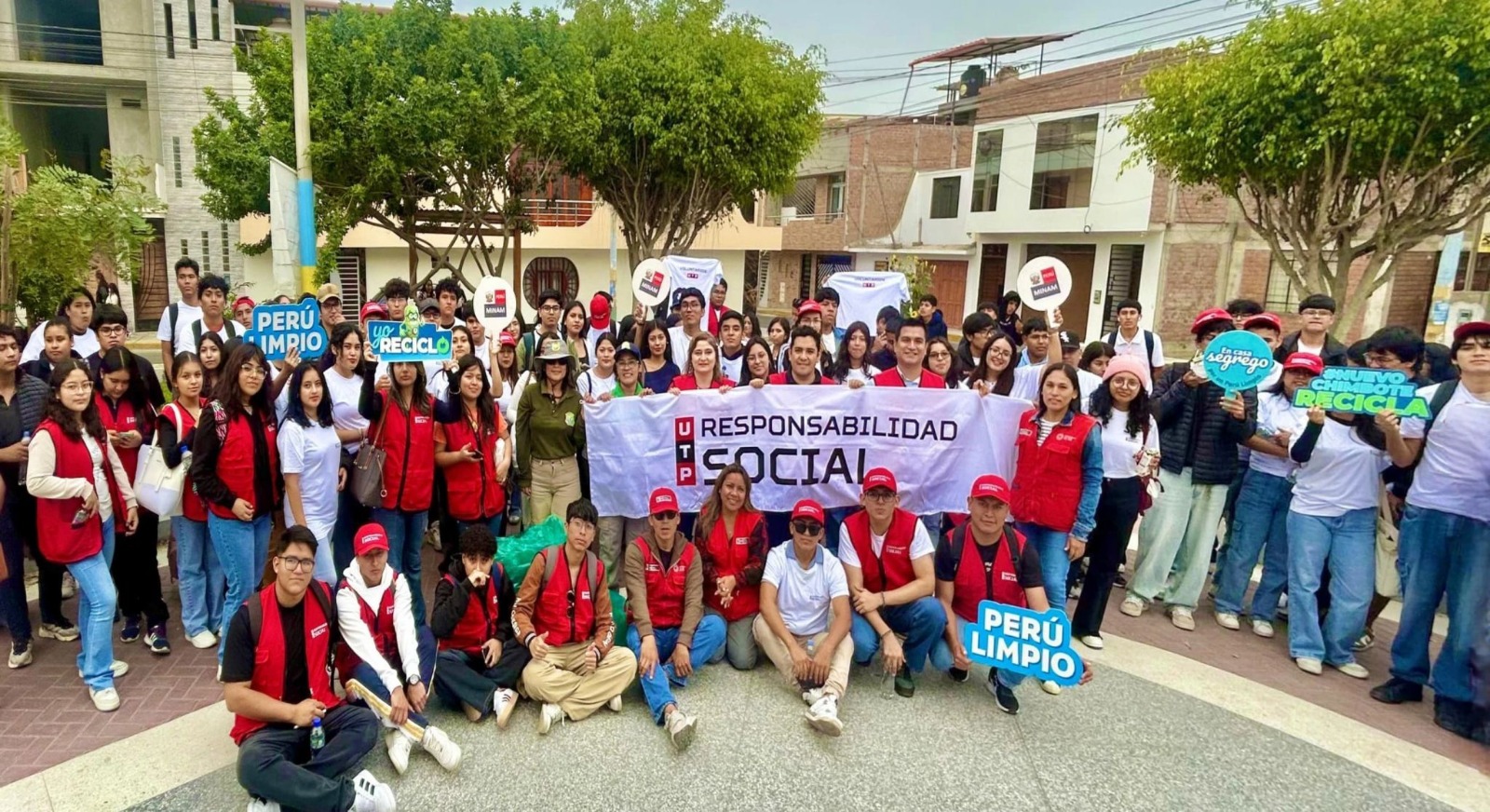 Estudiantes de UTP Chimbote realizaron campaña de sensibilización sobre residuos sólidos