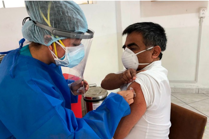 Perú empezó a vacunar contra el coronavirus a sus primeros médicos