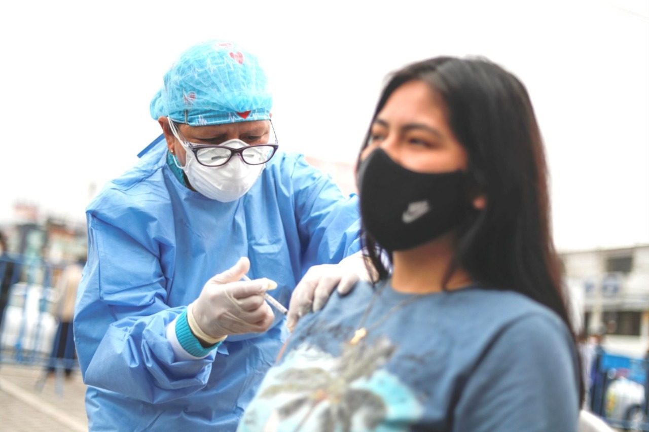 Vacunación a menores de 12 a 17 años: padres los acompañarán a firmar consentimiento