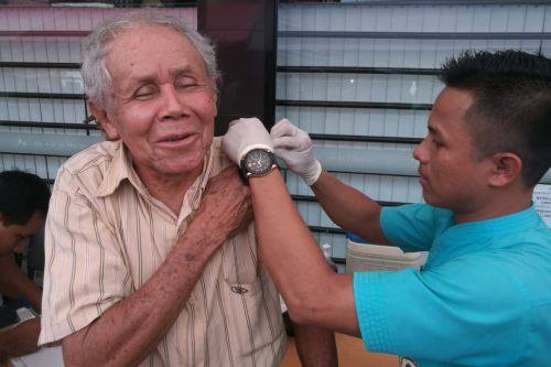 Vacunan contra la influenza a 8,000 adultos mayores de Pensión 65