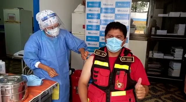 EsSalud inoculó la primera dosis contra la Covid-19 a cerca de 100 bomberos voluntarios de Áncash