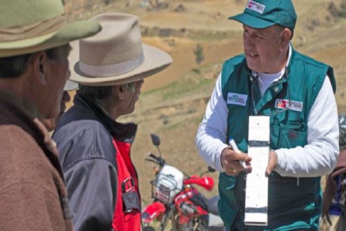 Capacitan y dan asistencia técnica a 2,599 agricultores de siete regiones 