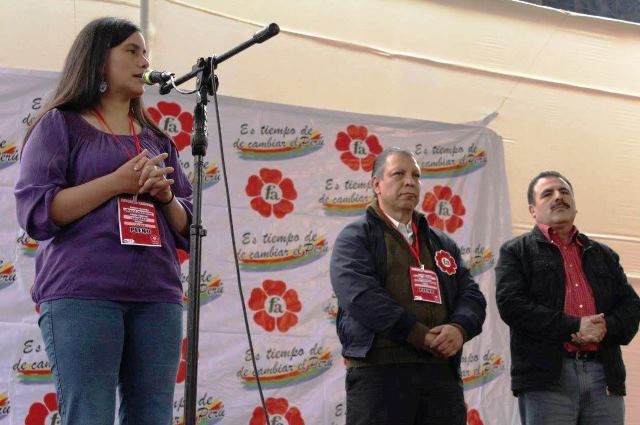 Precandidata presidencial señala que "candidatos naturales" no cumplen los requisitos éticos ni legales