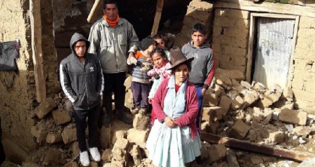 Áncash: lluvias intensas derrumban vivienda de adobe y familia queda literalmente en la calle