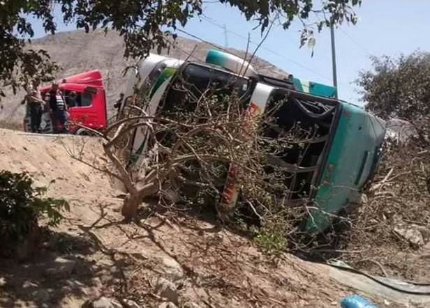 Bus interprovincial volcó en carretera Pativilca-Huaraz y deja 15 heridos